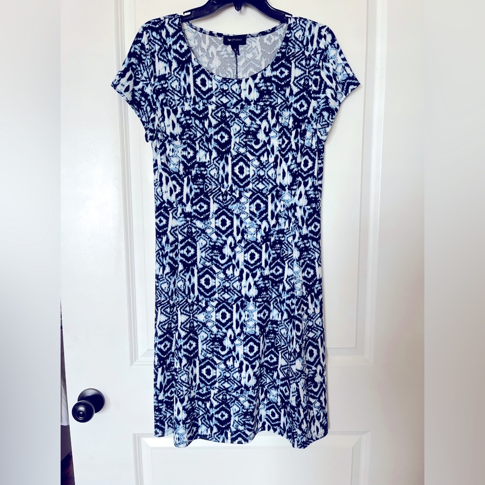 Women’s short sleeve dress - size M